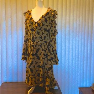 Dress with ruffle detailed sleeves and hemline